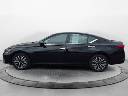 Used 2025 Nissan Altima 2.5 SV FWD image 2
