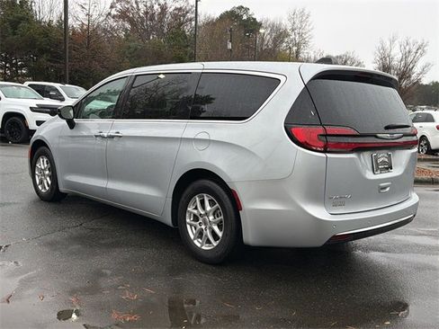 Used 2024 Chrysler Pacifica Touring-L image 11