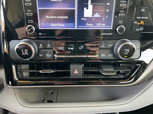 Used 2022 Toyota Highlander L image 21