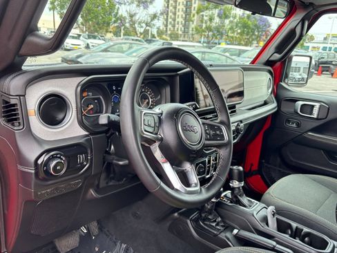 Used 2025 Jeep Wrangler Unlimited Sahara AWD/4WD image 34
