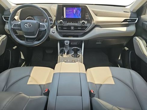 Used 2023 Toyota Highlander XLE FWD image 9