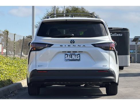 Used 2025 Toyota Sienna XLE FWD image 5