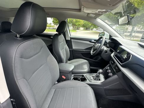 Used 2022 Volkswagen Taos SE w/ Panoramic Sunroof Package FWD image 13