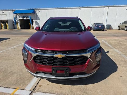Used 2025 Chevrolet Trax LT FWD image 8