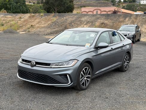 Used 2025 Volkswagen Jetta SE FWD image 3