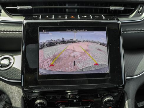 New 2025 Jeep Grand Cherokee Altitude image 18