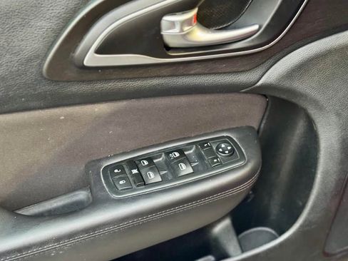 Used 2015 Chrysler 200 Limited w/ Convenience Group image 9