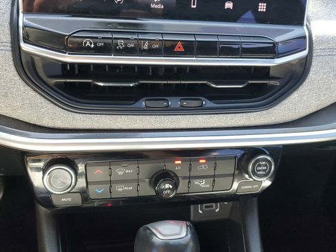 Used 2023 Jeep Compass Latitude image 25