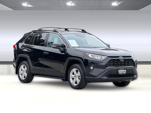 Used 2020 Toyota RAV4 XLE w/ XLE Grade Weather Package FWD image 6