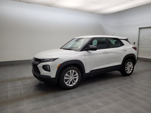 Used 2021 Chevrolet TrailBlazer LS w/ LPO, Blackout Package FWD image 2
