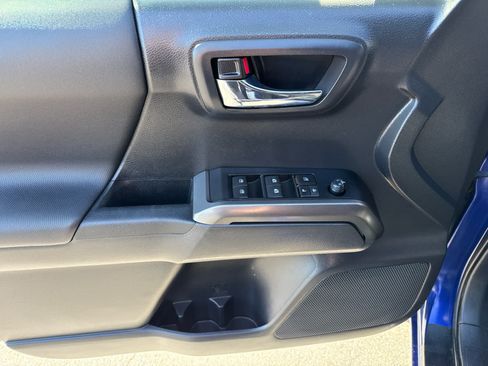 Used 2022 Toyota Tacoma TRD Off-Road w/ Technology Package AWD/4WD image 10