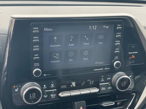 Used 2022 Toyota Highlander XLE FWD image 15