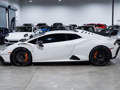 Used 2022 Lamborghini Huracan STO RWD image 3