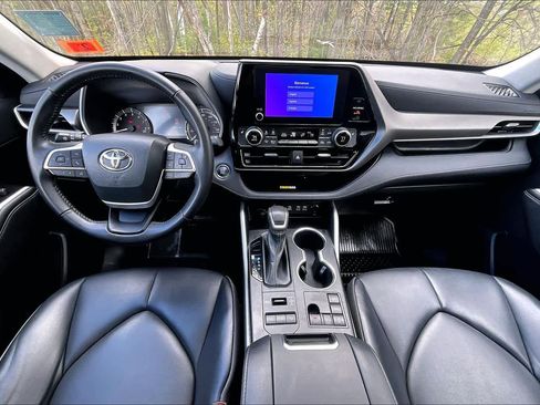 Used 2023 Toyota Highlander XLE AWD/4WD image 15