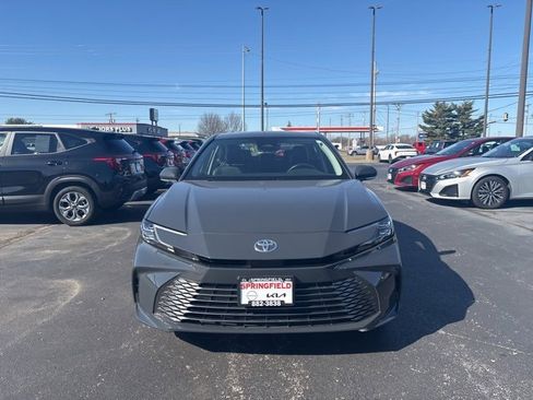 Used 2025 Toyota Camry XLE image 2