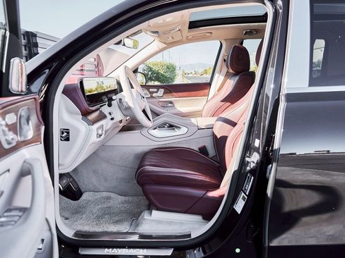 Used 2024 Mercedes-Benz Maybach GLS 600 4MATIC image 31
