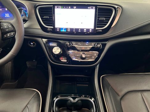 Used 2024 Chrysler Pacifica Premium FWD image 14