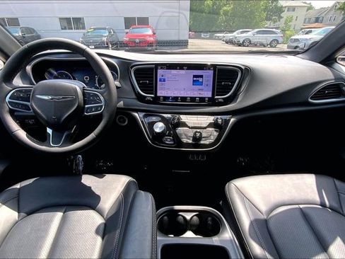 Used 2025 Chrysler Pacifica Select FWD image 15
