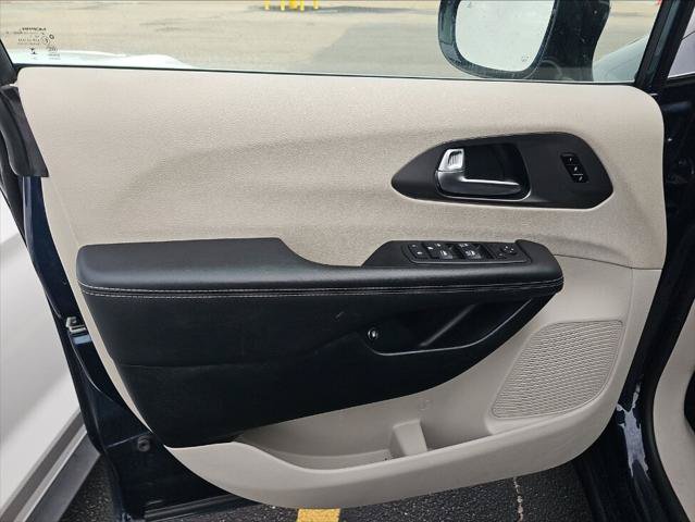 Used 2024 Chrysler Pacifica Limited FWD image 9