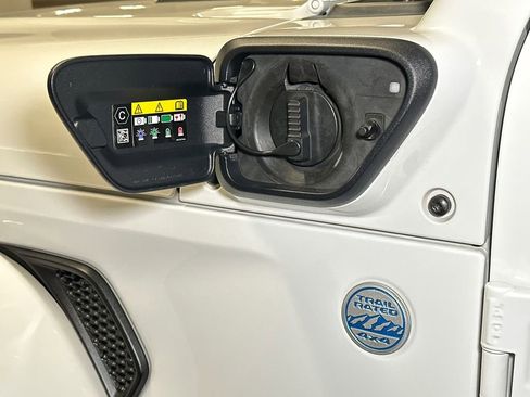 Used 2022 Jeep Wrangler Unlimited Sahara w/ Cold Weather Group image 18