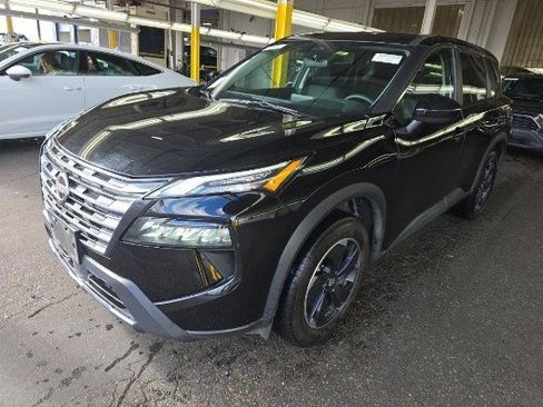 Used 2024 Nissan Rogue SV image 1