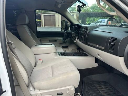 Used 2011 Chevrolet Silverado 2500 LT w/ Interior Plus Package RWD image 9