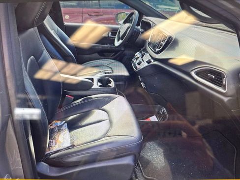 Used 2025 Chrysler Pacifica Select FWD image 8