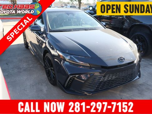 Used 2025 Toyota Camry SE image 1