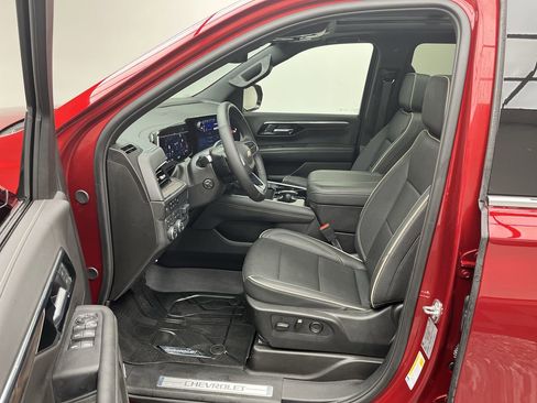 Certified 2025 Chevrolet Suburban Premier w/ Sun And Tow Package image 3