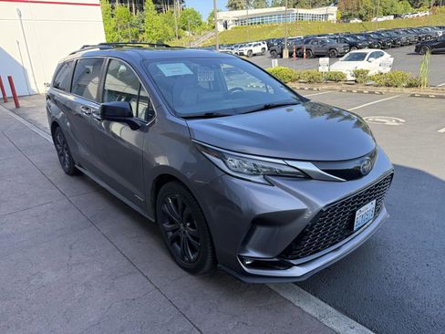 Used 2021 Toyota Sienna XSE FWD image 7