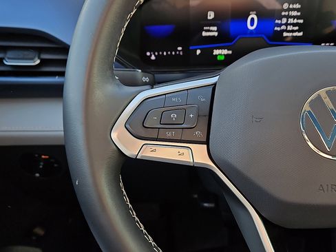 Certified 2024 Volkswagen Taos SE image 17