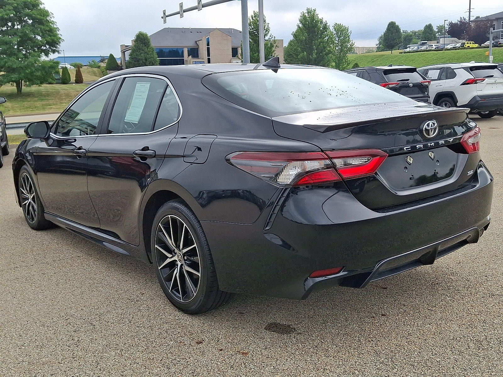 Used 2024 Toyota Camry SE FWD image 4