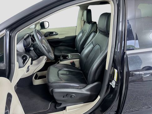 Used 2022 Chrysler Pacifica Touring-L FWD image 19