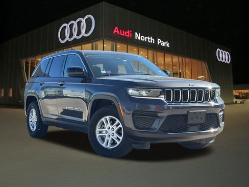 Used 2023 Jeep Grand Cherokee Laredo image 1