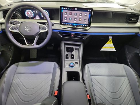 New 2025 Volkswagen Tiguan SE image 7