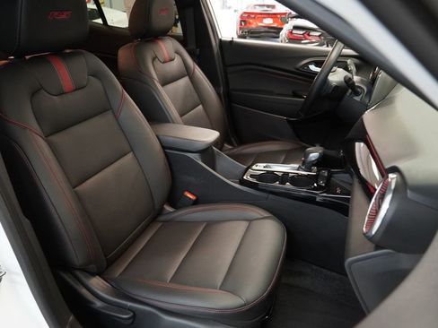 Certified 2024 Chevrolet Trax RS w/ Sunroof Package FWD image 33
