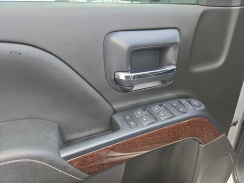 Used 2018 GMC Sierra 1500 SLE w/ Black Pack image 5