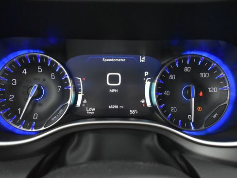 Used 2023 Chrysler Pacifica Touring-L FWD image 32