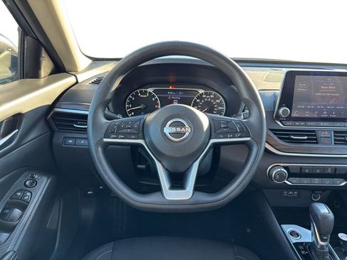 Used 2024 Nissan Altima 2.5 SV image 18