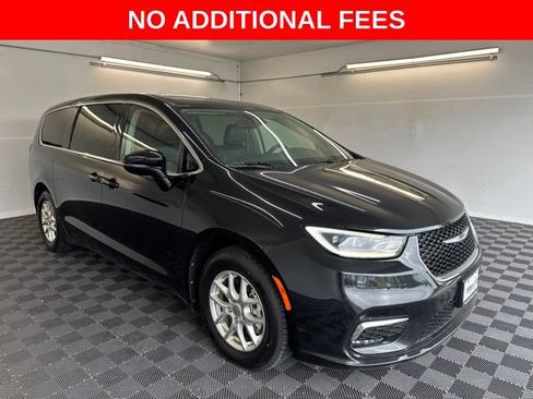Used 2024 Chrysler Pacifica Touring-L FWD image 1