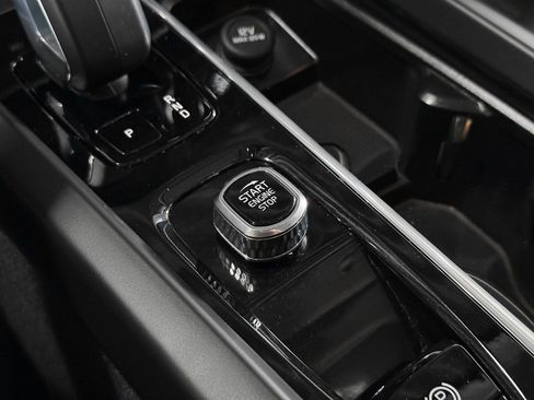 Used 2023 Volvo XC60 B5 Core image 40