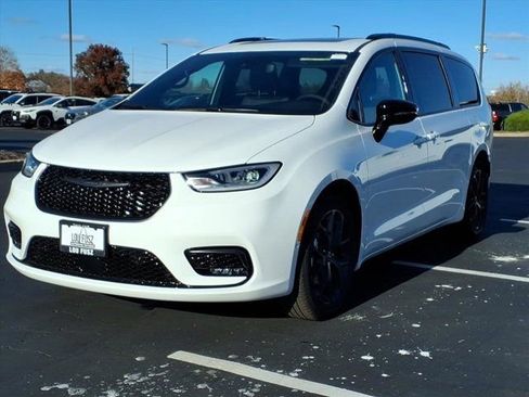 New 2026 Chrysler Pacifica Select w/ S Appearance Package image 2