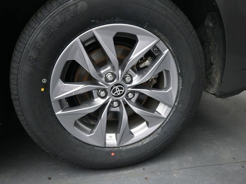 Used 2024 Toyota Sienna XLE FWD image 15