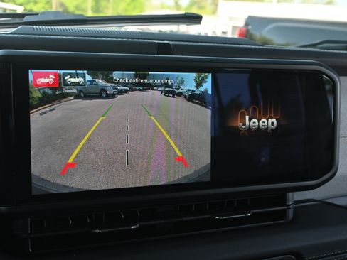 Used 2025 Jeep Wrangler Unlimited Sahara AWD/4WD image 14