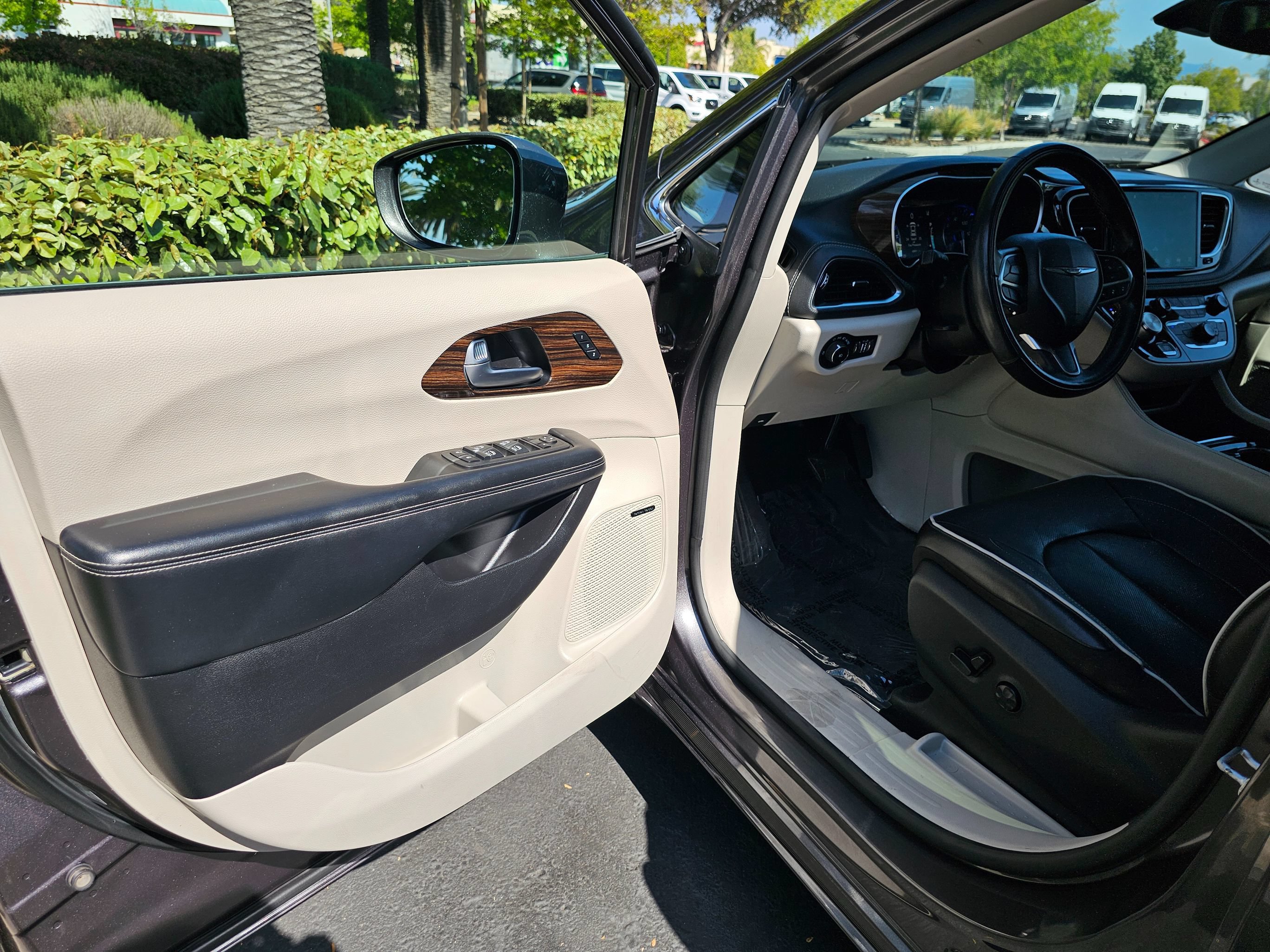 Used 2022 Chrysler Pacifica Limited FWD image 12