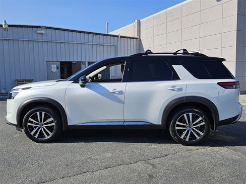 New 2025 Nissan Pathfinder Platinum image 2