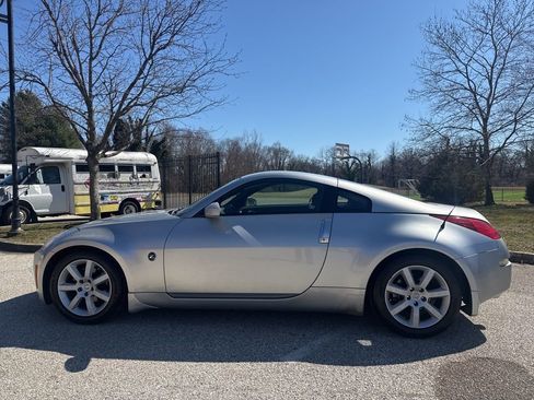 Used 2004 Nissan 350Z Enthusiast w/ Cargo Convenience Pkg image 5