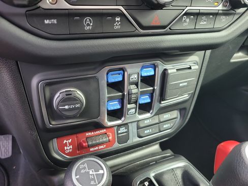 Used 2025 Jeep Gladiator Mojave w/ Safety Group AWD/4WD image 24