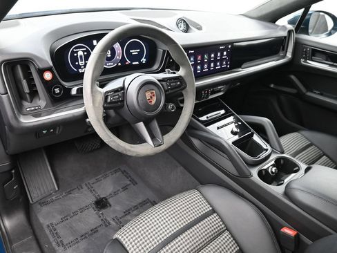 Certified 2025 Porsche Cayenne Coupe AWD/4WD image 4
