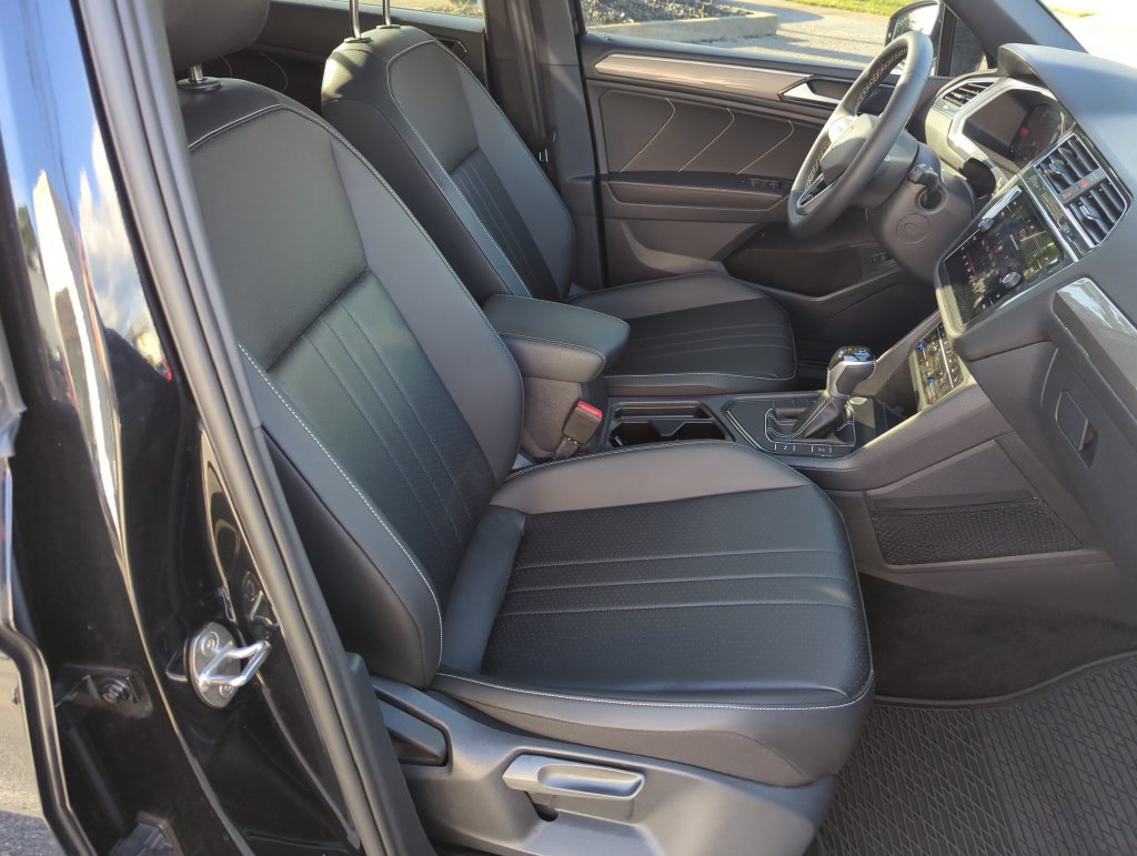 Certified 2023 Volkswagen Tiguan SE R-Line FWD image 38
